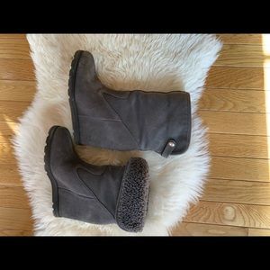 Beautiful like new Ugg boots.  Size 7.
